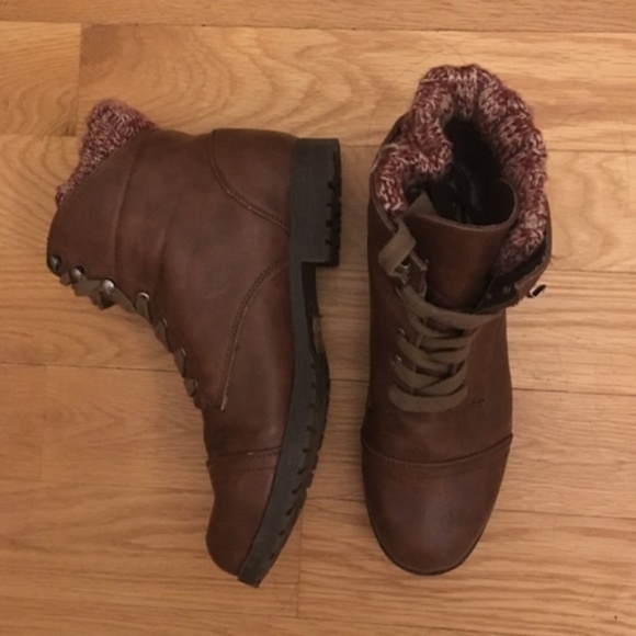 Qupid Shoes - Cinnamon Brown Ankle Boots with Red Knit - Size 7